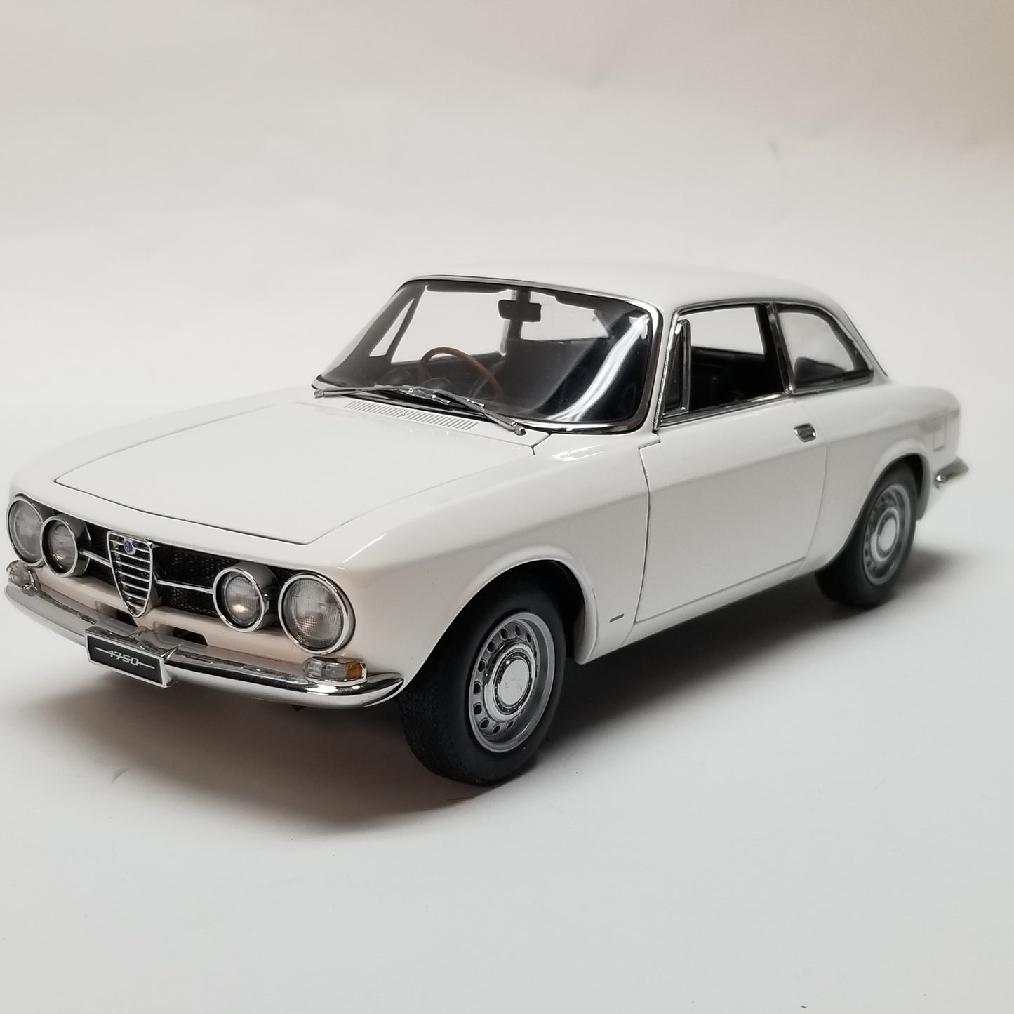 AUTOart Millennium 1967 Alfa Romeo 1750 1/18 Scale Model, White