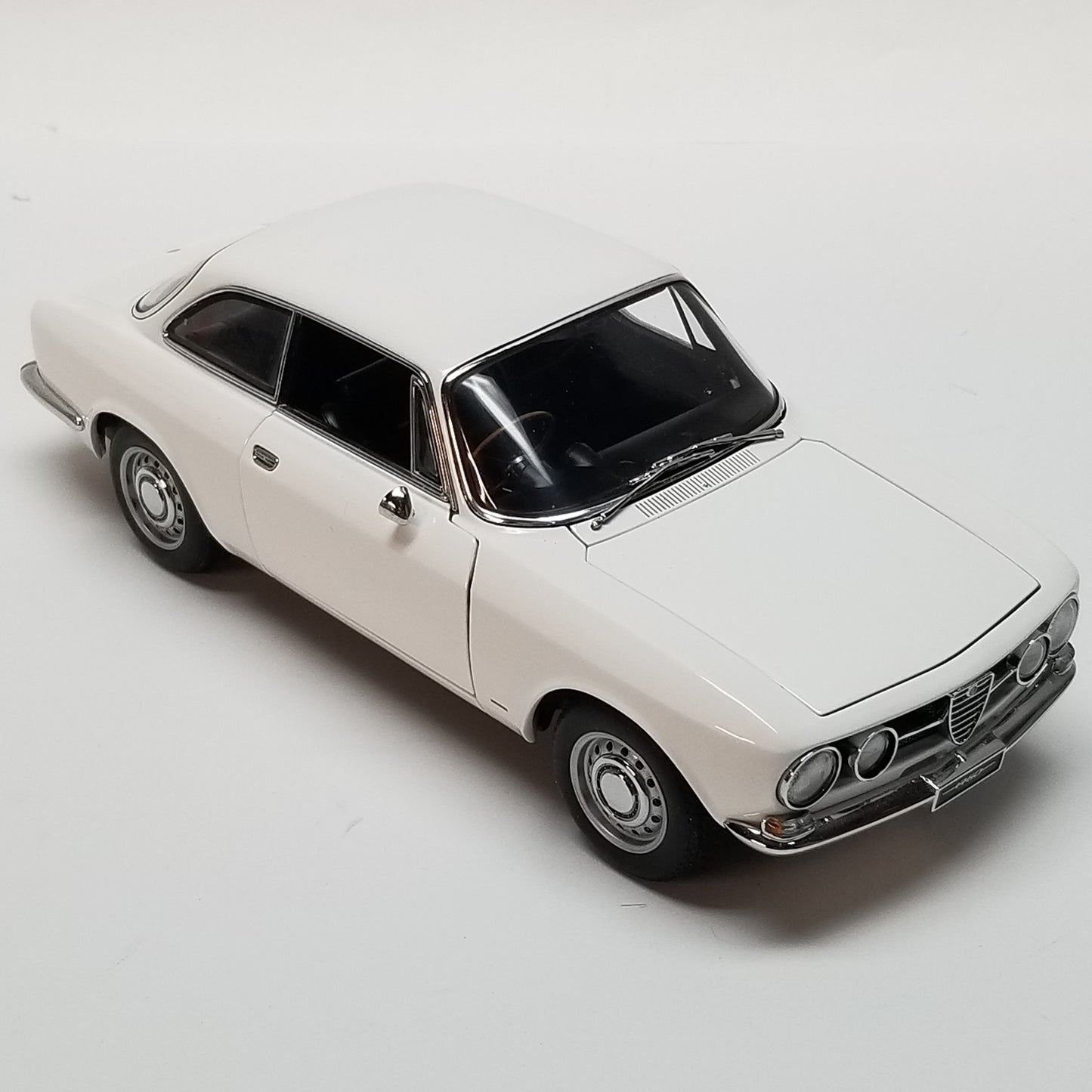 AUTOart Millennium 1967 Alfa Romeo 1750 1/18 Scale Model, White
