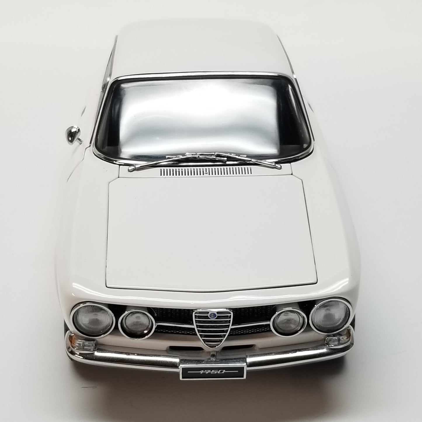 AUTOart Millennium 1967 Alfa Romeo 1750 1/18 Scale Model, White