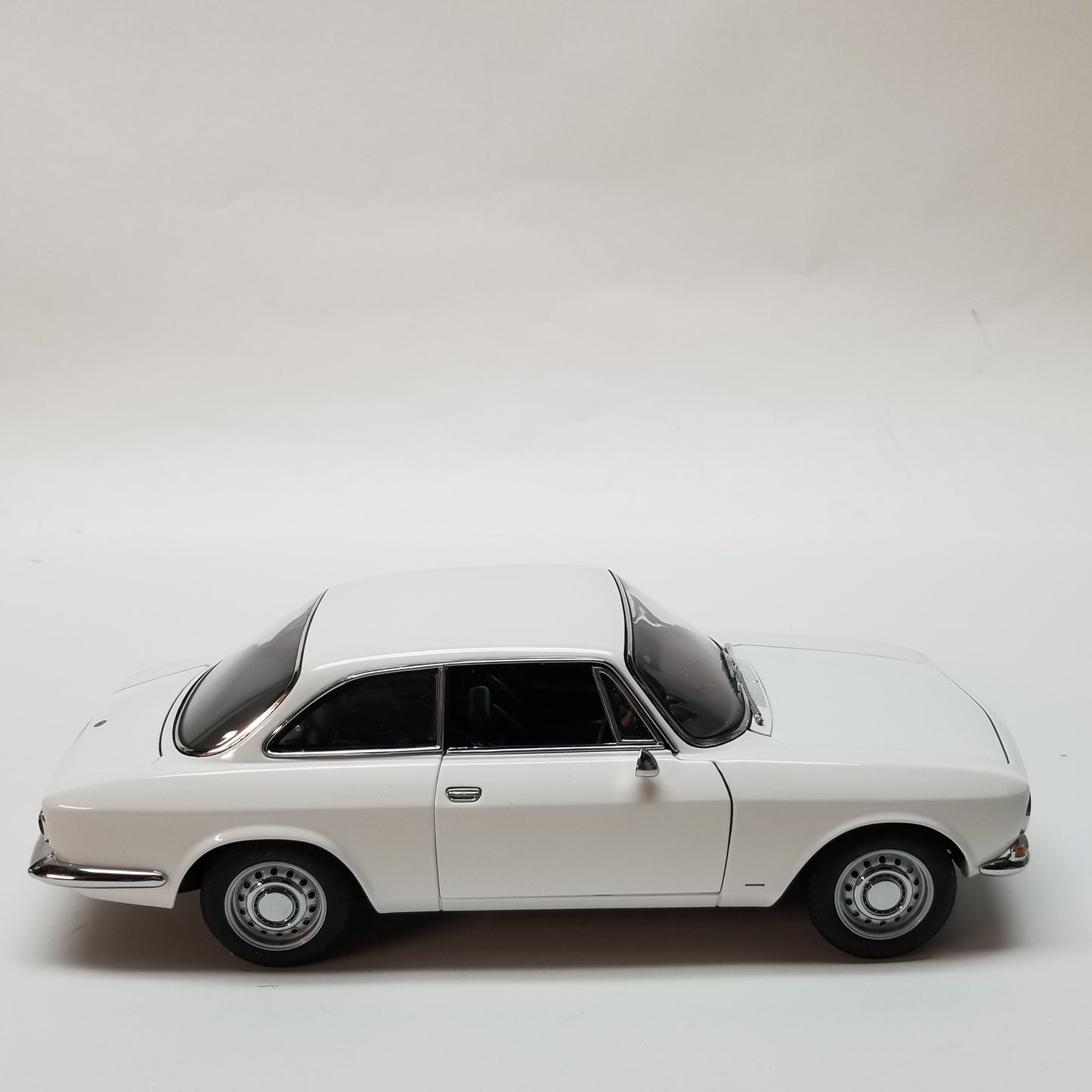 AUTOart Millennium 1967 Alfa Romeo 1750 1/18 Scale Model, White