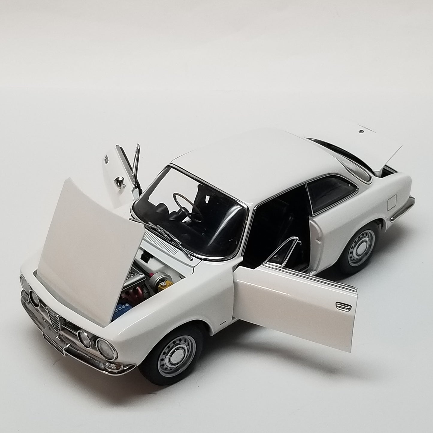 AUTOart Millennium 1967 Alfa Romeo 1750 1/18 Scale Model, White